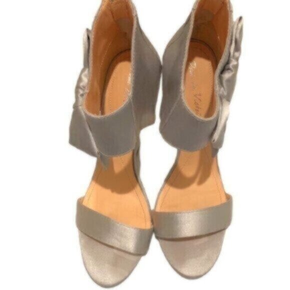 Pour La Victoire Light Grey Satin Wedge Shoes 8.5B - Picture 3 of 8